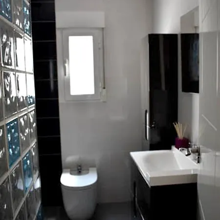 Charming In 76 M² *